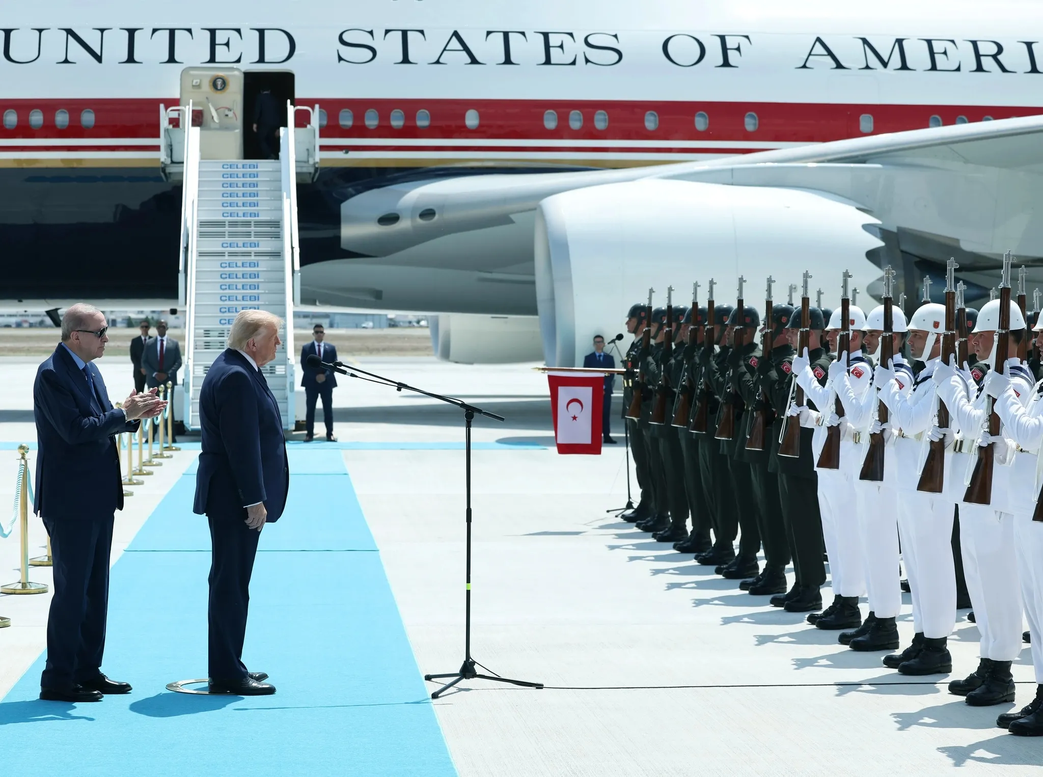 Vatandaşlardan NATO Zirvesi'ndeki görkemli karşılama törenlerine tam not