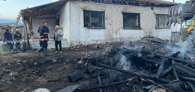 Malatya'da yangın! Tonlarca odun alevlere teslim oldu