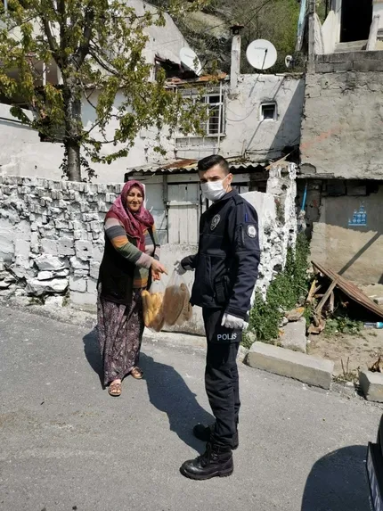 ucretsiz-sozcu-gazetesi-dagitan-ibb-ekmek-dagitamiyor-1587140195853.jpg Ücretsiz Sözcü Gazetesi dağıtan İBB, ekmek dağıtamıyor! - 1