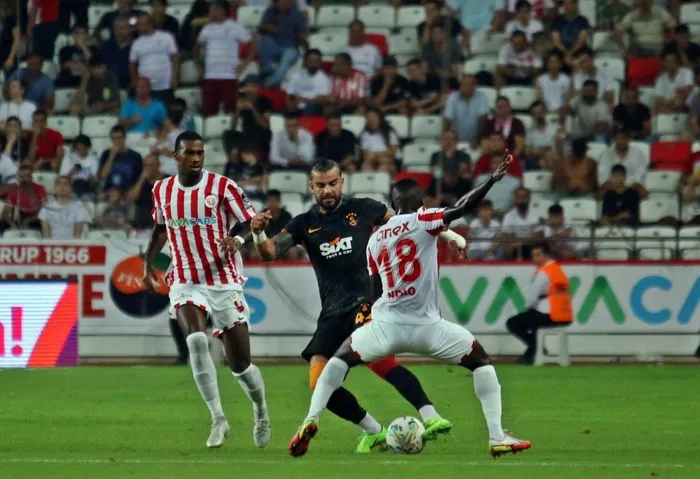antalyaspor-galatasaray-canli-anlatim-direkten-donen-top-kacan-penalti-1659903603740.jpg Antalyaspor - Galatasaray: 0-1 (MAÇ SONUCU ÖZET) | Gomis 90'da attı... - 13