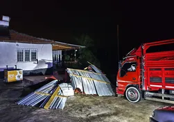 Kırıkkale'de şiddetli fırtına etkili oldu! Çatı ve araçlarda hasar oluştu
