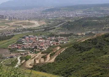 CHP’den İzmir'de TOKİ projesine çelme! Vatandaş CHP’li belediyeyi protesto etti: Enkaz altında kalınca mı sesimizi duyacaksınız?
