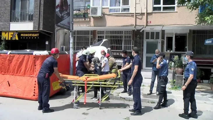 kadikoyde-intihar-girisimi-bir-anda-kendini-bosluga-birakti-1593083417148.jpg Kadıköy'de intihar girişimi! Bir anda kendini boşluğa bıraktı - 1