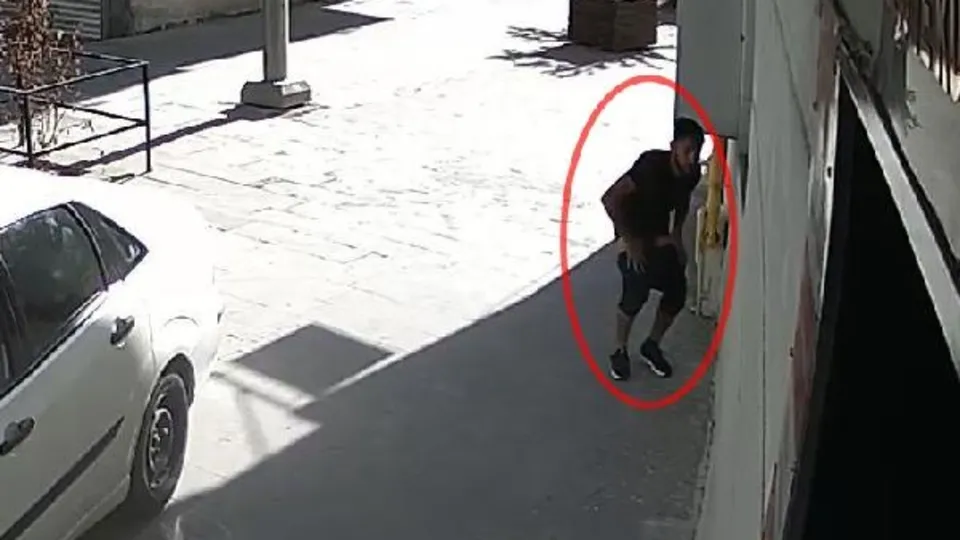 Camiden hırsızlık yaparken öyle bir halde görüntülendi ki! 3 bin TL’lik soygun kamerada