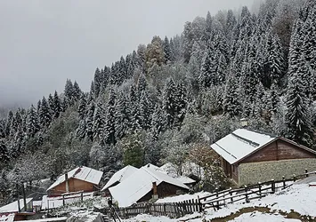 Rize'nin yüksek kesimlerine kar yağdı