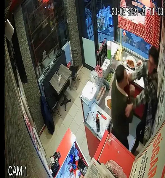 Afyonkarahisar'da 'acılı çiğ köfte dayağı' olayının yaşandığı dükkana saldırı - 3