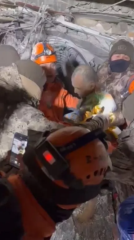 Kahramanmaraş'ta 50 saat sonra enkazdan Allah'ın selamıyla çıktı - 3