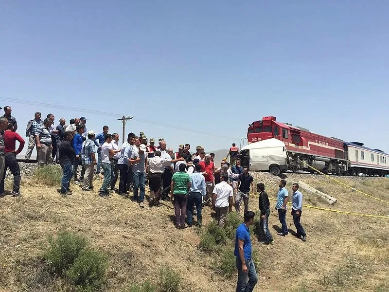 Elazığ'da yolcu treni minibüse çarptı: 9 ölü - 1