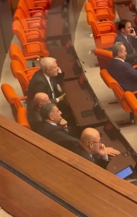 chpli-tuncay-ozkandan-tepki-ceken-hareket-bakan-soylu-konusurken-tbmmdeki-cekmeceleri-gurultu-yapmak-icin-kull-1670769300566.jpg CHP'li Tuncay Özkan'dan tepki çeken hareket: Bakan Soylu konuşurken TBMM'deki çekmeceleri gürültü yapmak için kullandı - 2