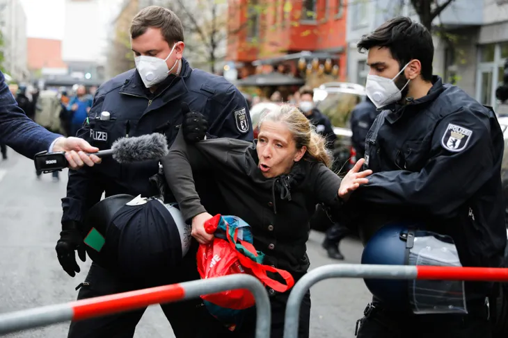almanyada-koronavirus-kisitlamalari-protesto-edildi-1587884227248.jpg Almanya’da koronavirüs kısıtlamaları protesto edildi - 1