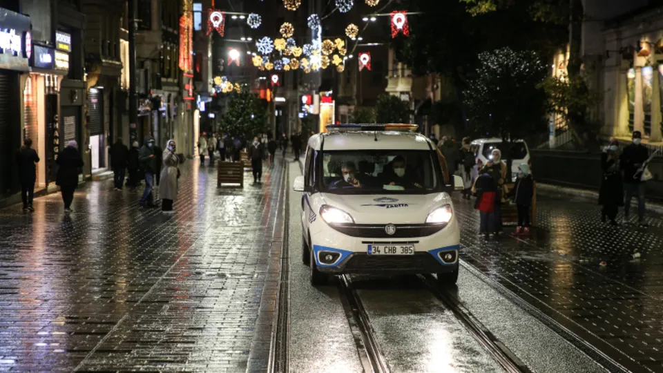 Sokağa çıkma kısıtlaması başladı Taksim turistlere kaldı