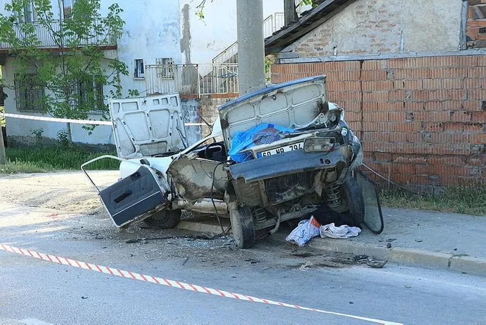 1713772359559.jpeg Araç paramparça oldu direk yerinden bile oynamadı! Tokat'ta feci kaza - 2