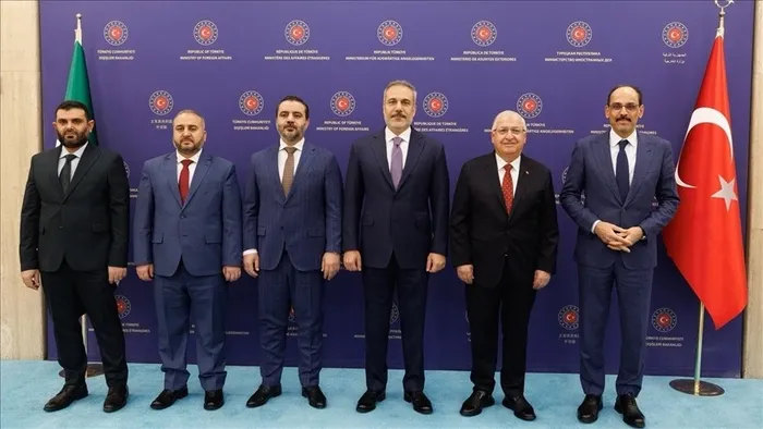 msbden-flas-aciklamalar-sdgnin-suriyedeki-durumu-gazzeye-gorev-gucu-ingiltereden-c-130j-ucagi-tedarigi-1760605543329.jpeg Geçtiğimiz günlerde Suriye'den bir heyet Türkiye'ye gelerek görüşmelerde bulunmuştu. (A Haber arşiv)