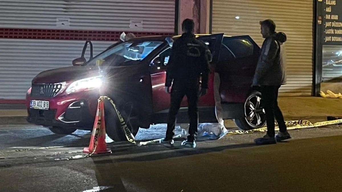 Büyükçekmece'de vahşet! Otomobilde kavgada silahlı saldırı: 2 ölü 1 ağır yaralı