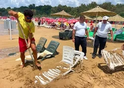 Alanya'da dev dalgalar şezlongları kuma gömdü! Cankurtaranlar ve çalışanlar kürekle çıkardı