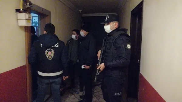 Kahramanmaraş’ta kumar baskını! Perdenin arkasına saklandılar - 1