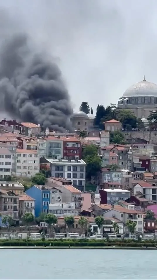1781780348661.jpg İstanbul Fatih'te korkutan yangın! Motosikletler kullanılamaz hale geldi - 1
