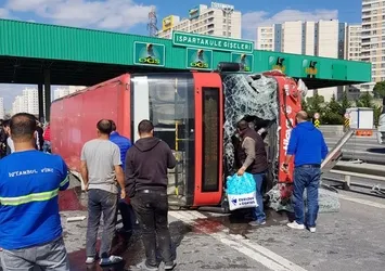 İstanbul'da iki katlı otobüs devrildi!