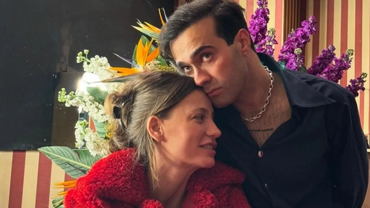 Paris dönüşü ilk görüntü: Serenay Sarıkaya ve Mert Demir aşkı tam gaz!