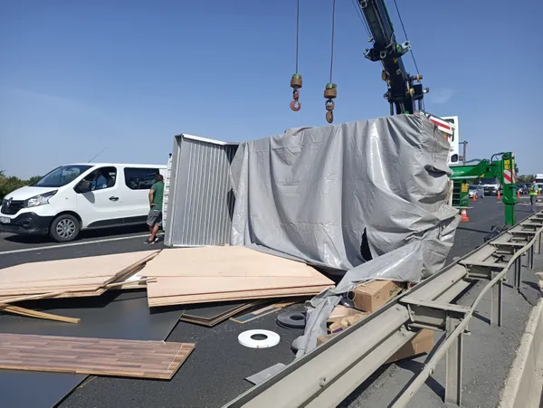 Son dakika: TEM'de kamyon devrildi! Trafik normale döndü - 1