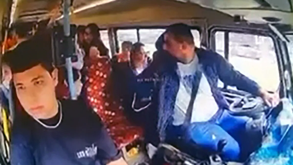 Yolcularla konuşurken kaza yaptı! Minibüs dolmuşa böyle çarptı