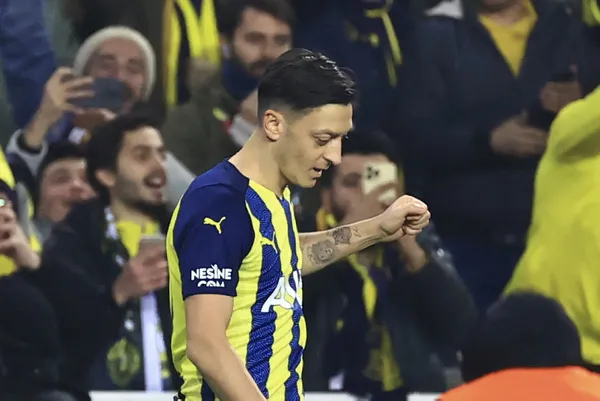 Fenerbahçe’de Mesut Özil ile Ozan Tufan kadro dışı bırakıldı!