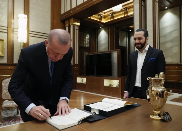 Başkan Erdoğan’dan El Salvador Cumhurbaşkanı’na kitap hediyesi