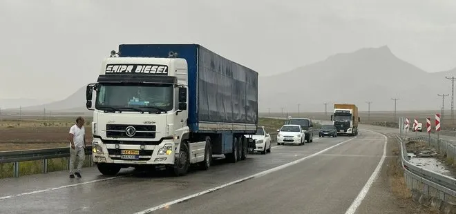 SON DAKİKA! Ağrı’da sel! Türkiye-İran kara yolu ulaşıma kapandı