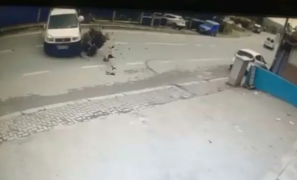 1635928704714.jpg Beykoz'da akılalmaz kaza: Camdan arabanın içine düştü - 4