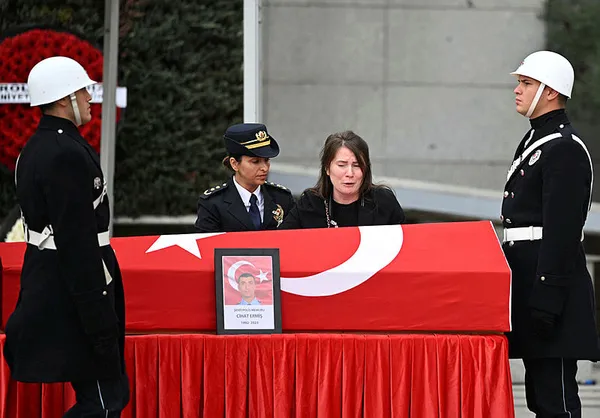 baskan-erdogan-sehit-polis-cihat-ermisin-babasi-ile-telefonda-gorustu-1696945183123.jpg Başkan Erdoğan şehit polis Cihat Ermiş’in babası ile telefonda görüştü - 9