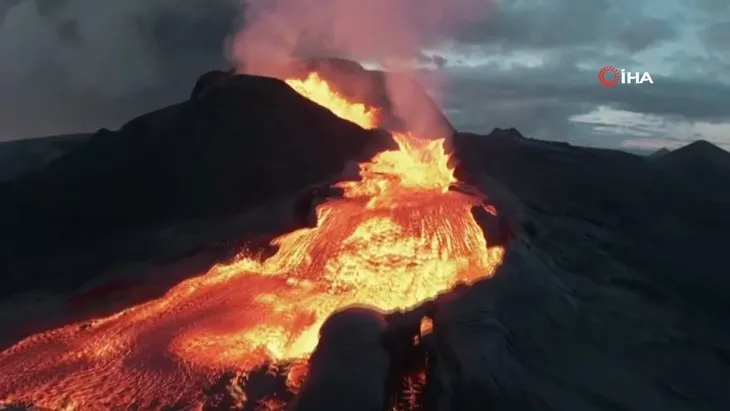 Patlayan yanardağı görüntülerken lavların arasında kayboldu