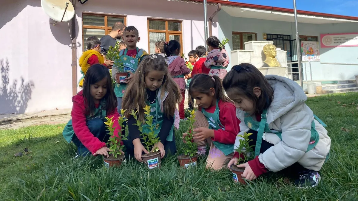 Toprağa dokunan minik eller Sakarya’da umudu ekti