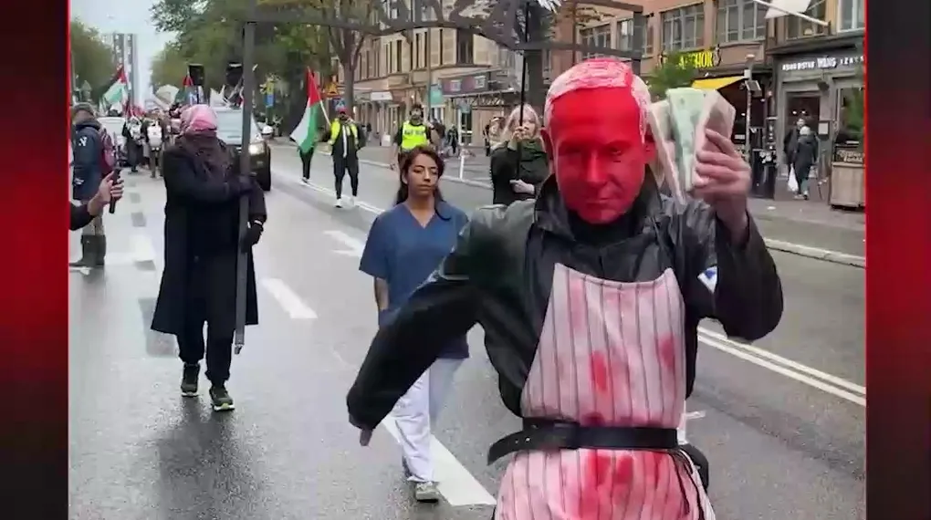 ELİ KANLI CANAVARI BÖYLE PROTESTO ETTİLER