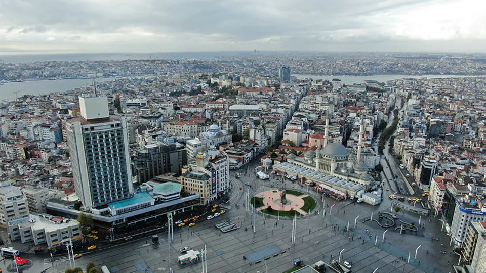 Kısıtlama sonrası Taksim hareketlendi! Havadan böyle görüntülendi
