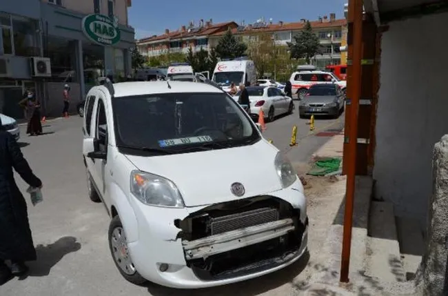 Aksaray'da koronavirüs tedavisinden dönen kadın iki aracın altında kaldı - 2