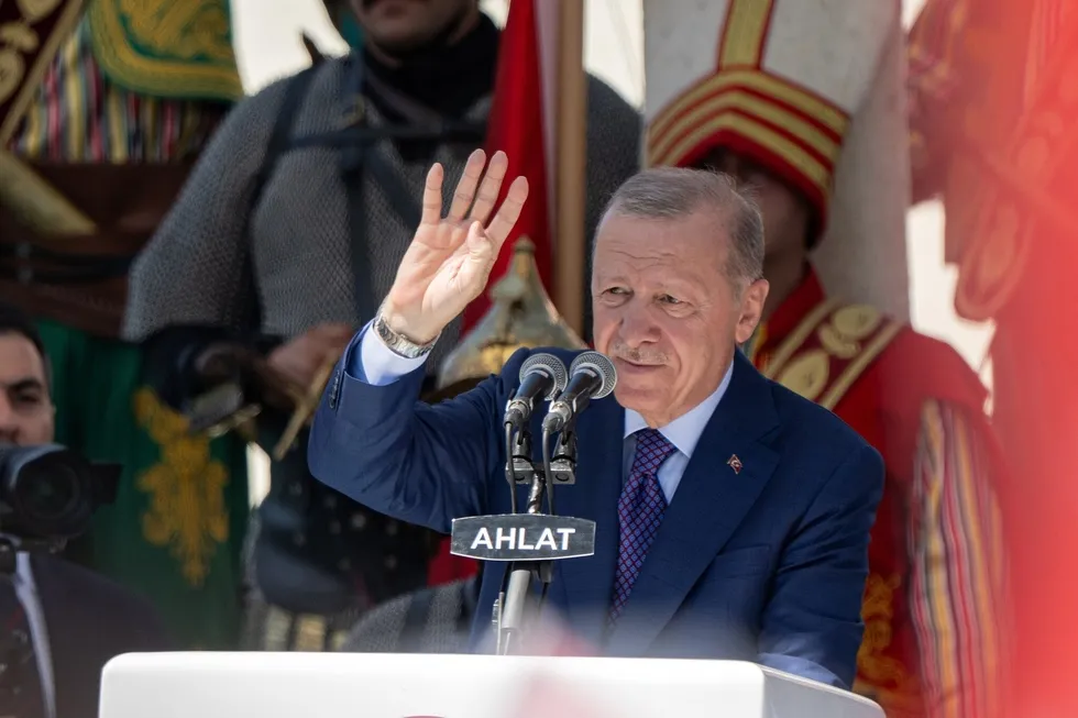 baskan-erdogandan-ahlatta-terorsuz-turkiye-mesaji-yeni-donemin-kapilari-acilacak-1787663599815.jpeg Başkan Erdoğan'dan Ahlat'ta Terörsüz Türkiye mesajı: Yeni dönemin kapıları açılacak - 5