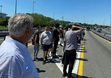 Küçükçekmece metrobüs çilesi! Arıza yaptı, vatandaş yolda kaldı
