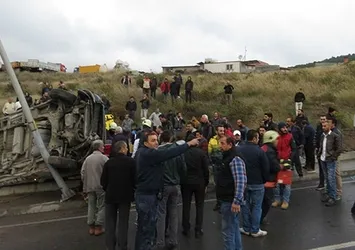 Maltepe’de minibüs devrildi
