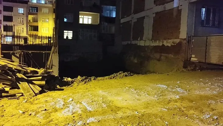 Gaziosmanpaşa’da gece gece büyük korku | Binanın temelinde toprak kayması