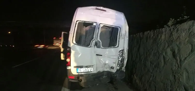 Bursaspor taraftarını taşıyan minibüs TIR'la çarpıştı!