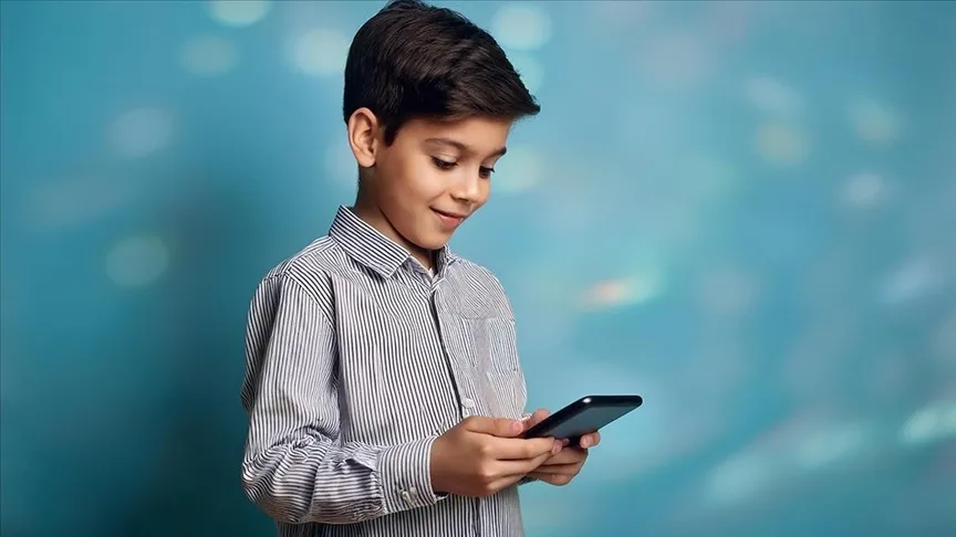 bakan-goktas-duyurdu-sosyal-ag-saglayicilar-15-yas-alti-cocuklara-hizmet-sunmayacak-1775553581011.jpg (Foto: AA)