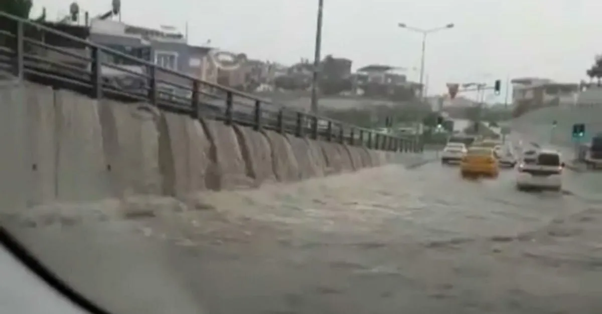 İzmir’i 3’üncü kez sağanak vurdu!