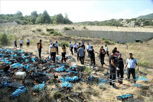 Mersin'de feci kaza: 2 ölü, 13 yaralı - 1