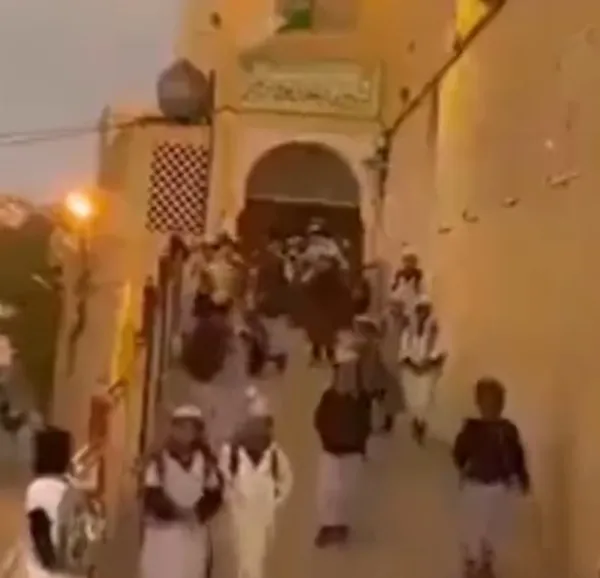 cezayirde-ilkokul-ogrencilerinin-goruntuleri-viral-oldu-okuldan-once-camiye-gittiler-1669973138840.jpg Cezayir’de ilkokul öğrencilerinin görüntüleri viral oldu! Okuldan önce camiye gittiler - 1