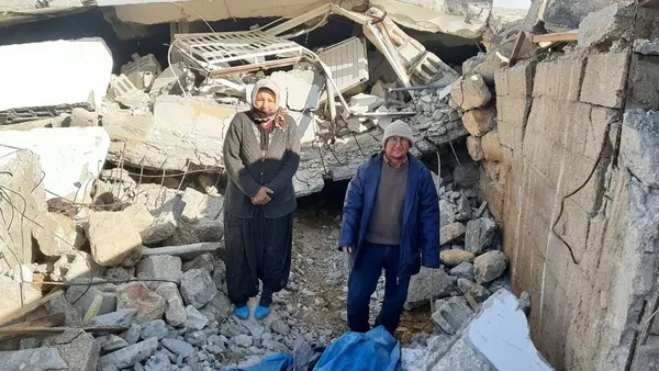 1676524764219.jpg "Çocuğum yok onları çocuğum yerine koydum" diyerek yürekleri dağladı! Sürünerek girip enkazın altındaki ineğini besliyor - 5
