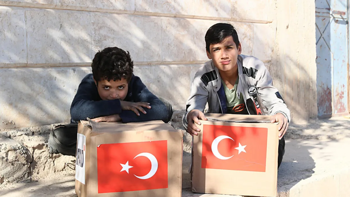 AFAD'dan dönüş yolundaki Suriyelilere gıda yardımı