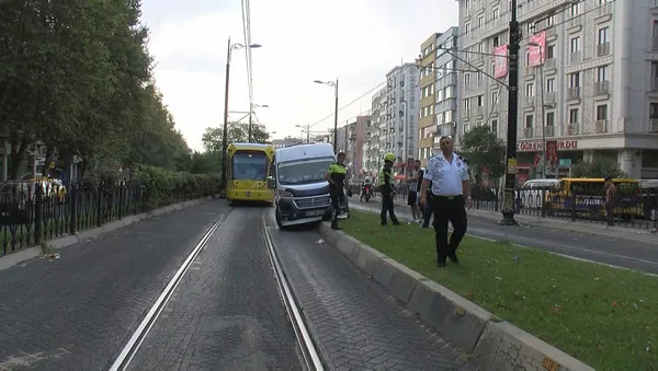Son dakika: İstanbul'da tramvay yolunda kaza - 2
