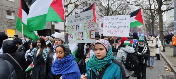 Polis değil İsrail askeri! Alman polisinden Türk vatandaşına hadsizlik
