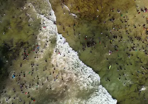 Serinlemek isteyenler sahile akın etti! Plaj doldu taştı