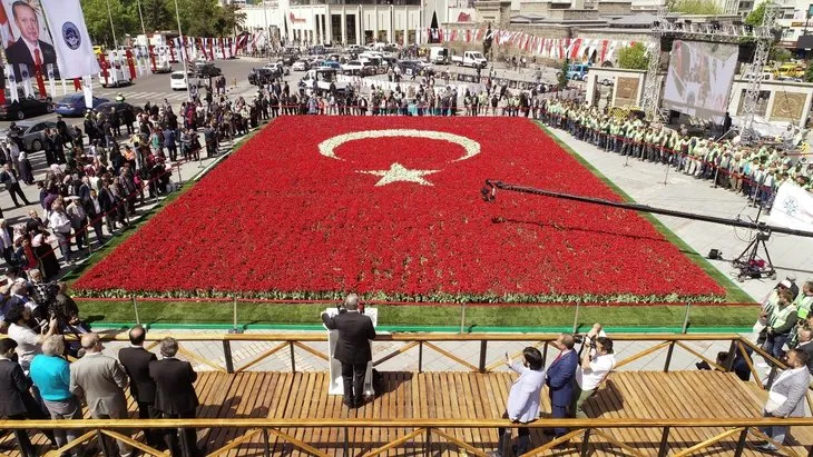 Dünyanın en büyük Türk bayrağı temalı lale peyzajı Rekorlar Kitabı’na girdi